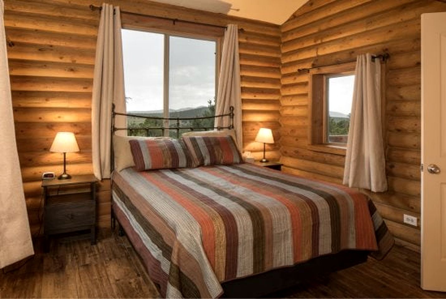 Remodeled, Pet Friendly Log Cabin near the Grand Canyon, Perfect for a Luxurious Glamping Getaway