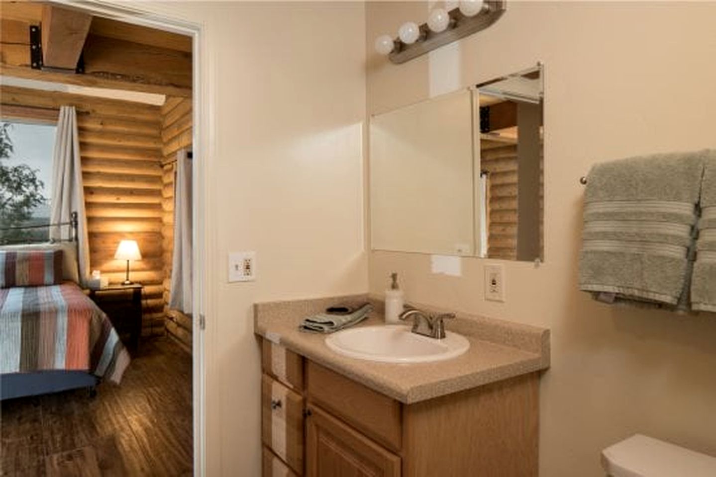 Remodeled, Pet Friendly Log Cabin near the Grand Canyon, Perfect for a Luxurious Glamping Getaway