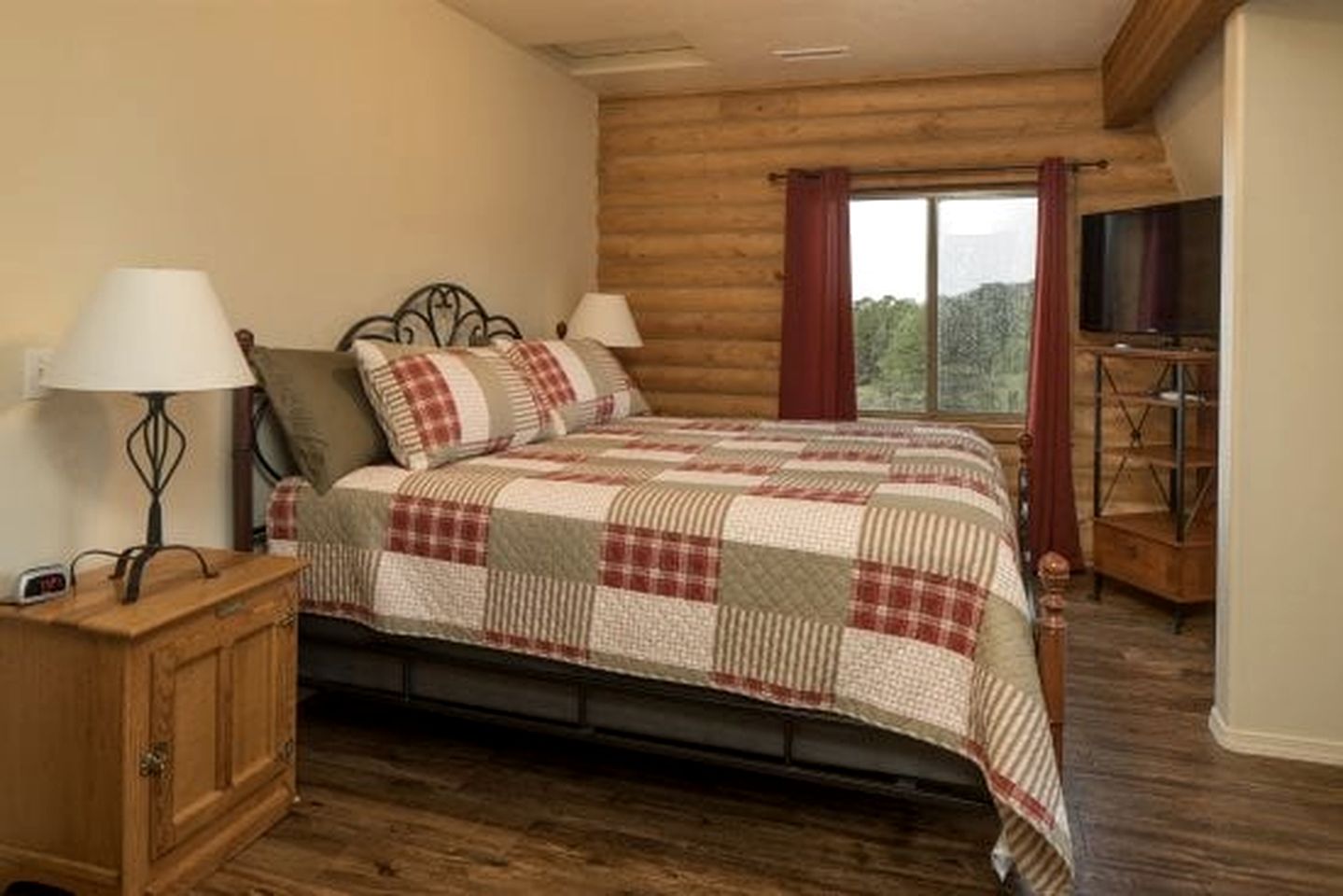 Remodeled, Pet Friendly Log Cabin near the Grand Canyon, Perfect for a Luxurious Glamping Getaway