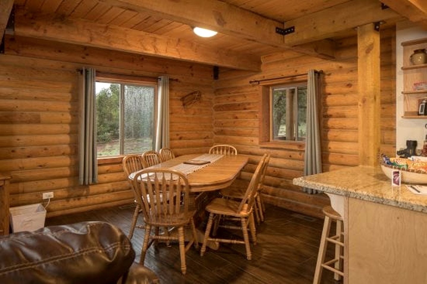 Remodeled, Pet Friendly Log Cabin near the Grand Canyon, Perfect for a Luxurious Glamping Getaway
