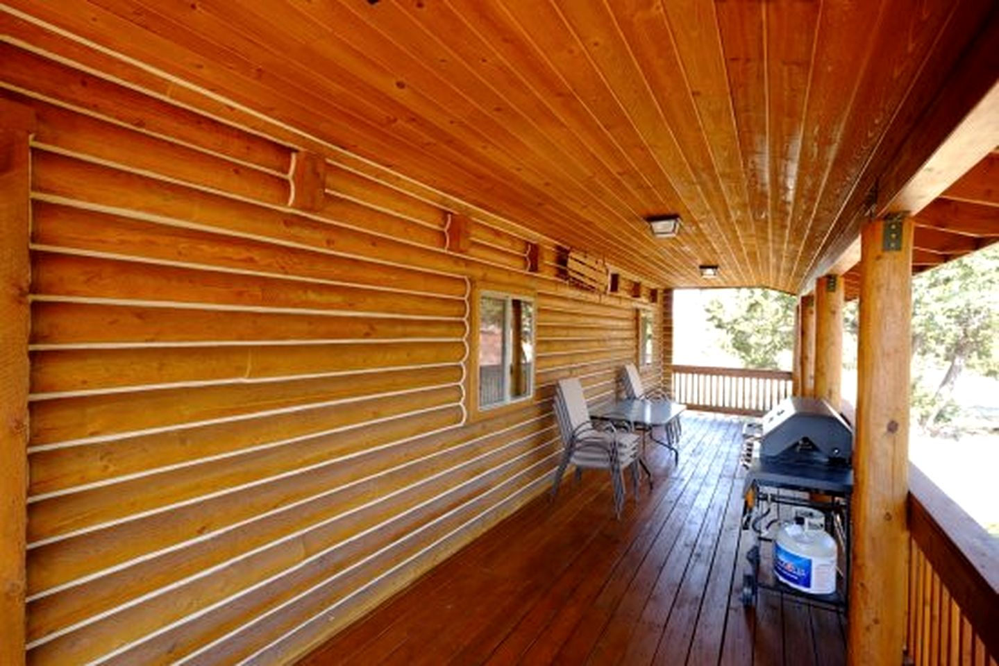 Remodeled, Pet Friendly Log Cabin near the Grand Canyon, Perfect for a Luxurious Glamping Getaway