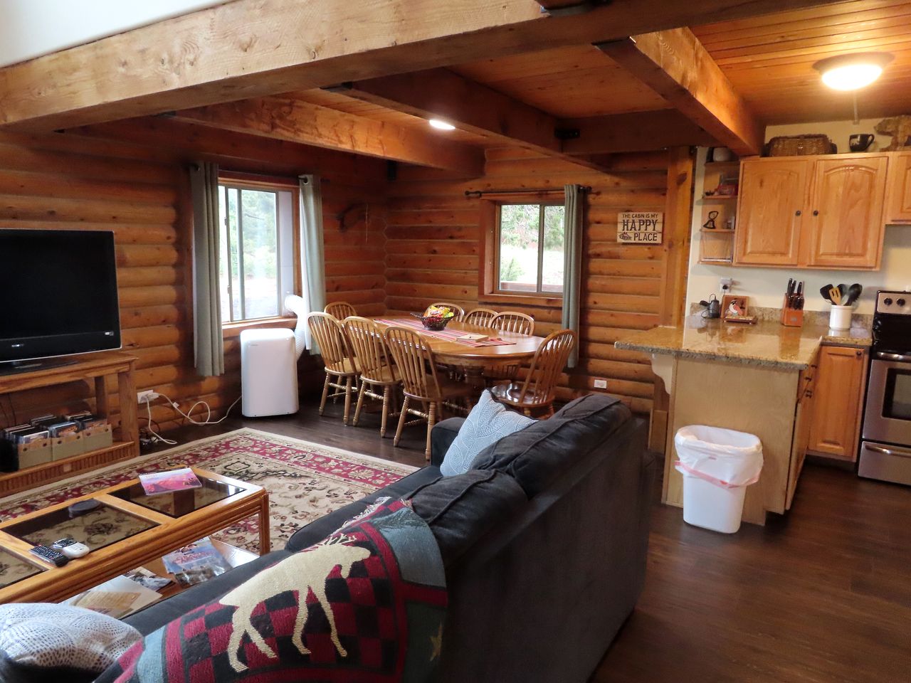 Remodeled, Pet Friendly Log Cabin near the Grand Canyon, Perfect for a Luxurious Glamping Getaway