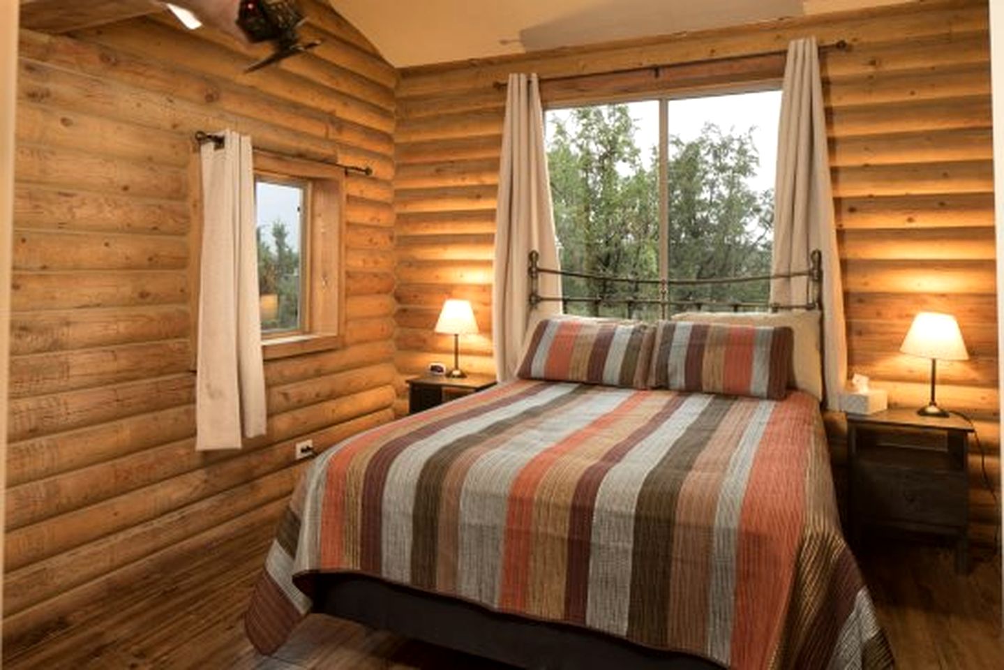 Remodeled, Pet Friendly Log Cabin near the Grand Canyon, Perfect for a Luxurious Glamping Getaway