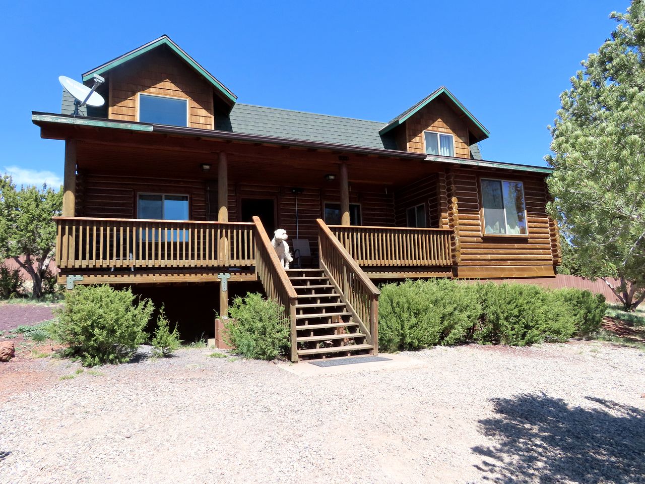 Remodeled, Pet Friendly Log Cabin near the Grand Canyon, Perfect for a Luxurious Glamping Getaway