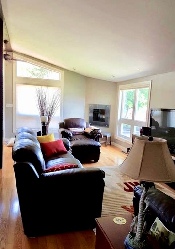 Cottages (Canada, Wellington, Ontario)