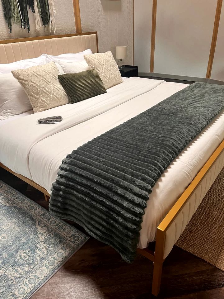 Luxurious Yurt-Cabin Glamping Retreat with Private Hot Tub Near Canyon Lake, Texas