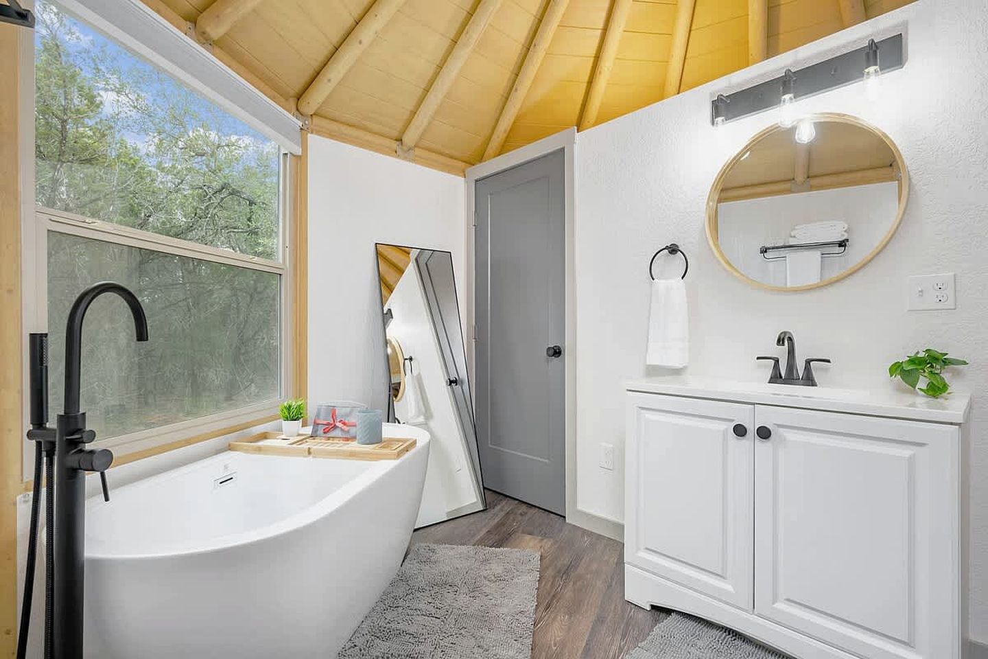 Luxurious Yurt-Cabin Glamping Retreat with Private Hot Tub Near Canyon Lake, Texas