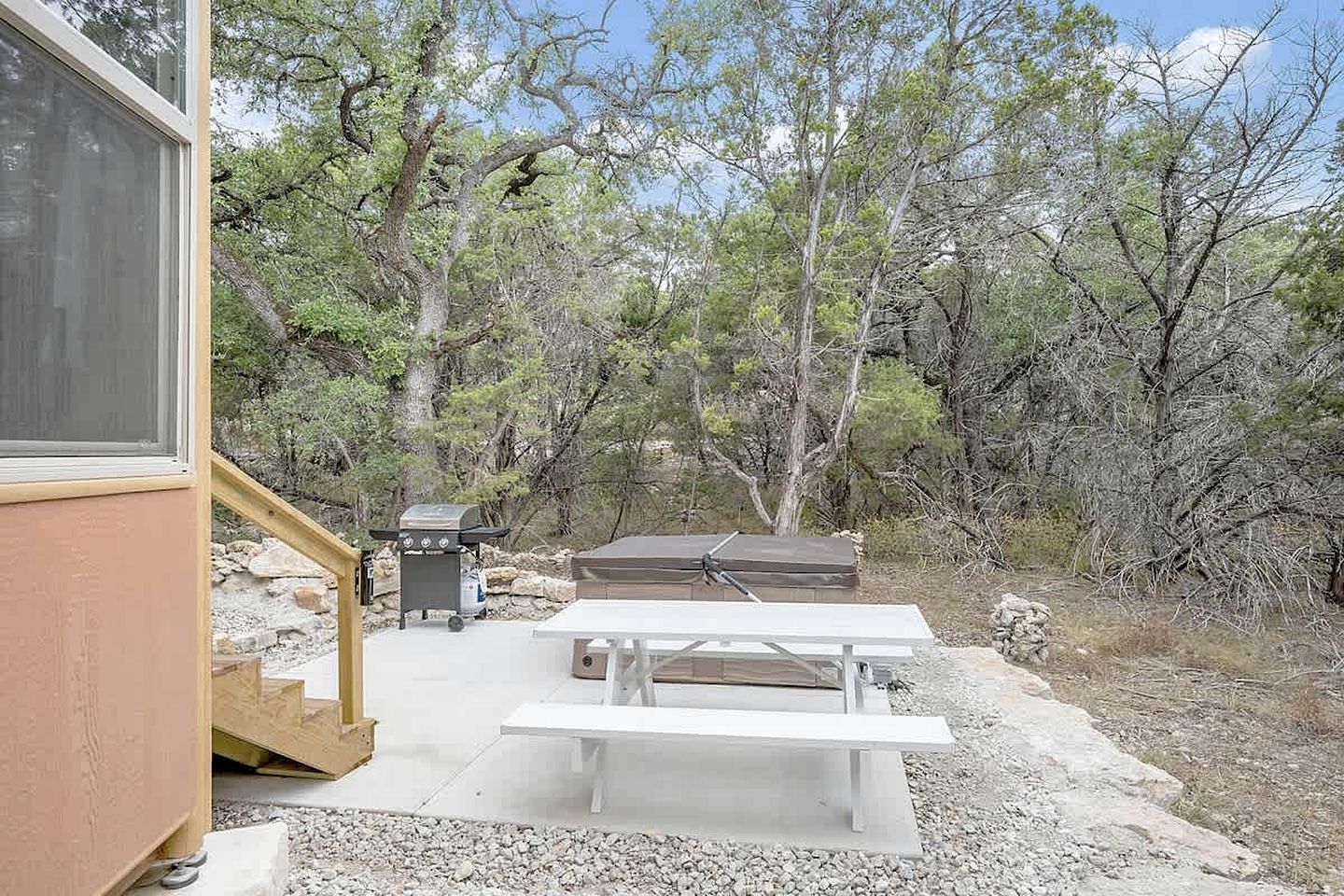 Luxurious Yurt-Cabin Glamping Retreat with Private Hot Tub Near Canyon Lake, Texas