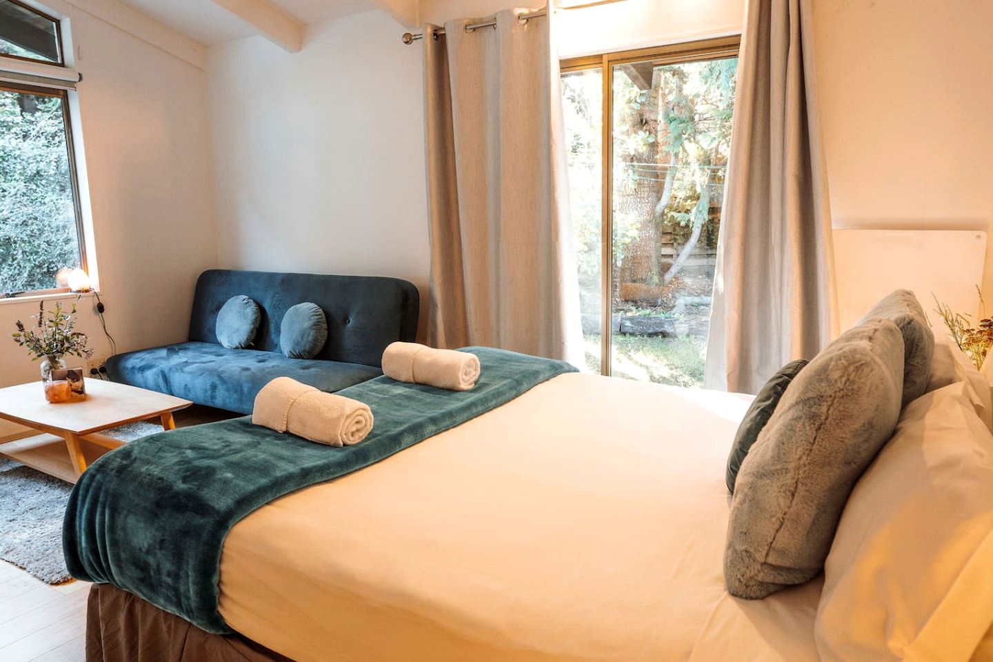 Tranquil Vacation Rental by Lake Wakatipu with Majestic Mountain Views in Queenstown, New Zealand