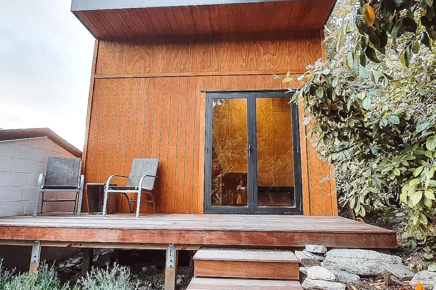 Tranquil Vacation Rental by Lake Wakatipu with Majestic Mountain Views in Queenstown, New Zealand