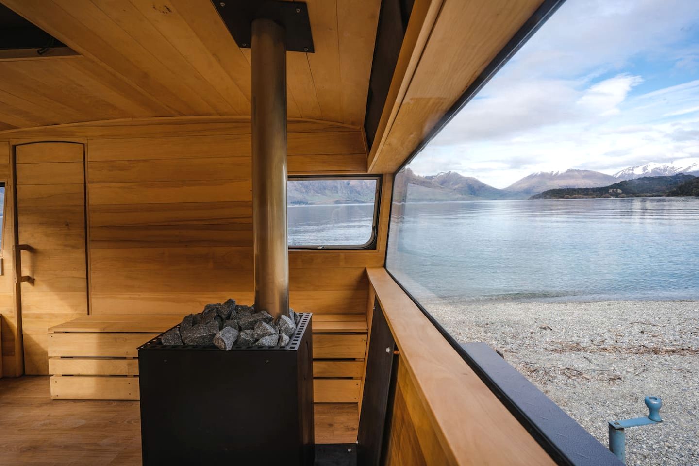 Tranquil Vacation Rental by Lake Wakatipu with Majestic Mountain Views in Queenstown, New Zealand