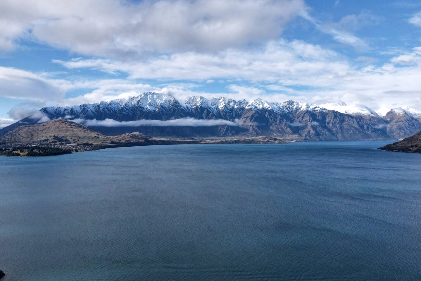 Tranquil Vacation Rental by Lake Wakatipu with Majestic Mountain Views in Queenstown, New Zealand
