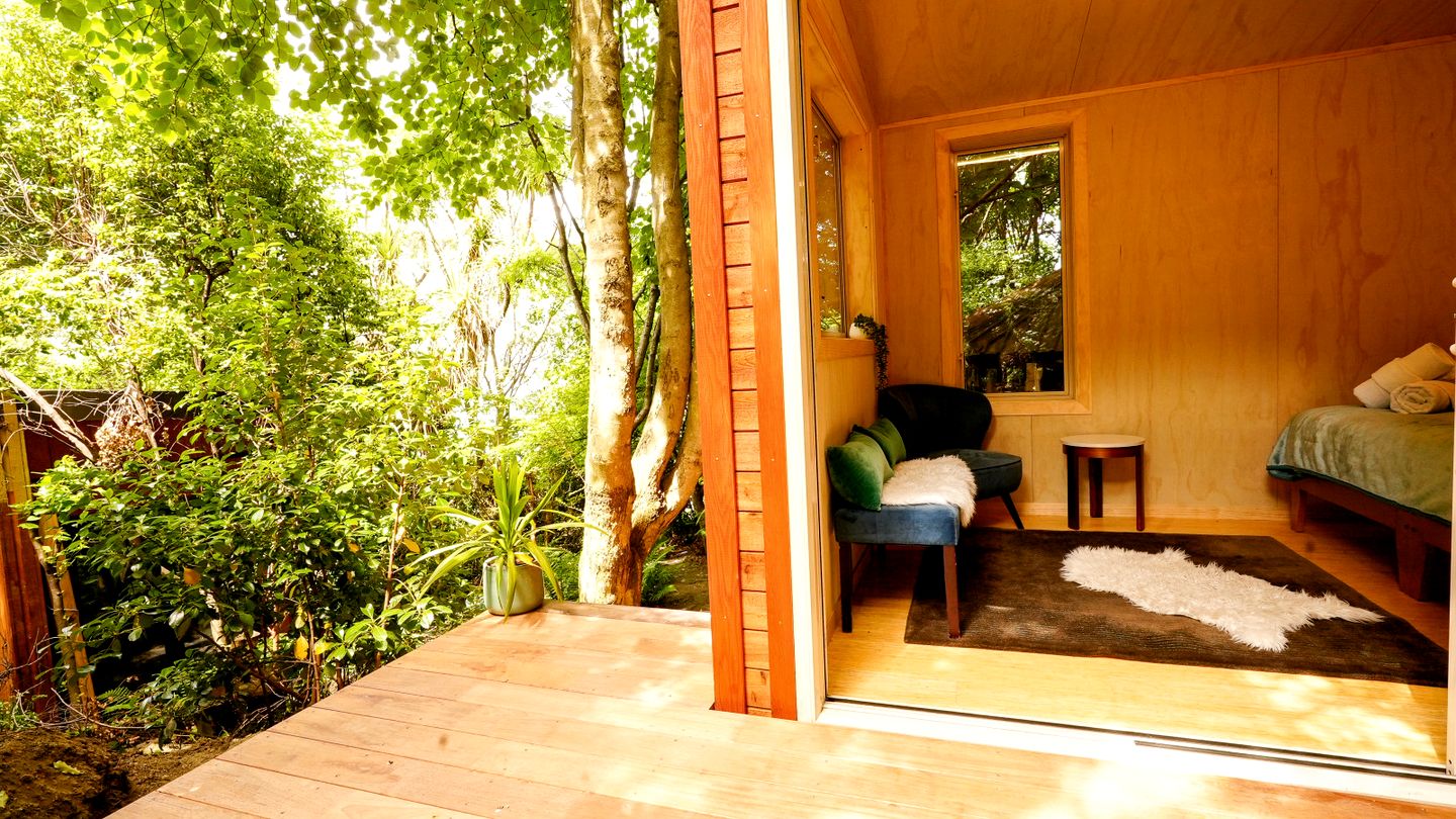 Quiet Private Cabin with Forest Spa Escape Near Bushland | Queenstown, New Zealand