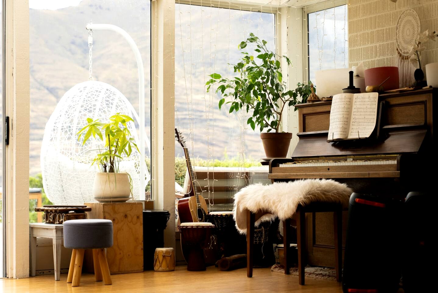 Enchanted Solo Cabin Hideaway with Mountain Views near Lake Wakatipu in Queenstown, New