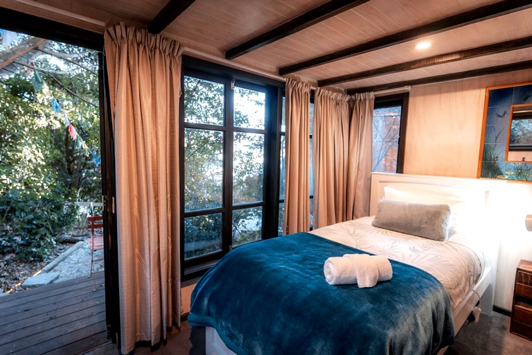 Enchanted Solo Cabin Hideaway with Mountain Views near Lake Wakatipu in Queenstown, New