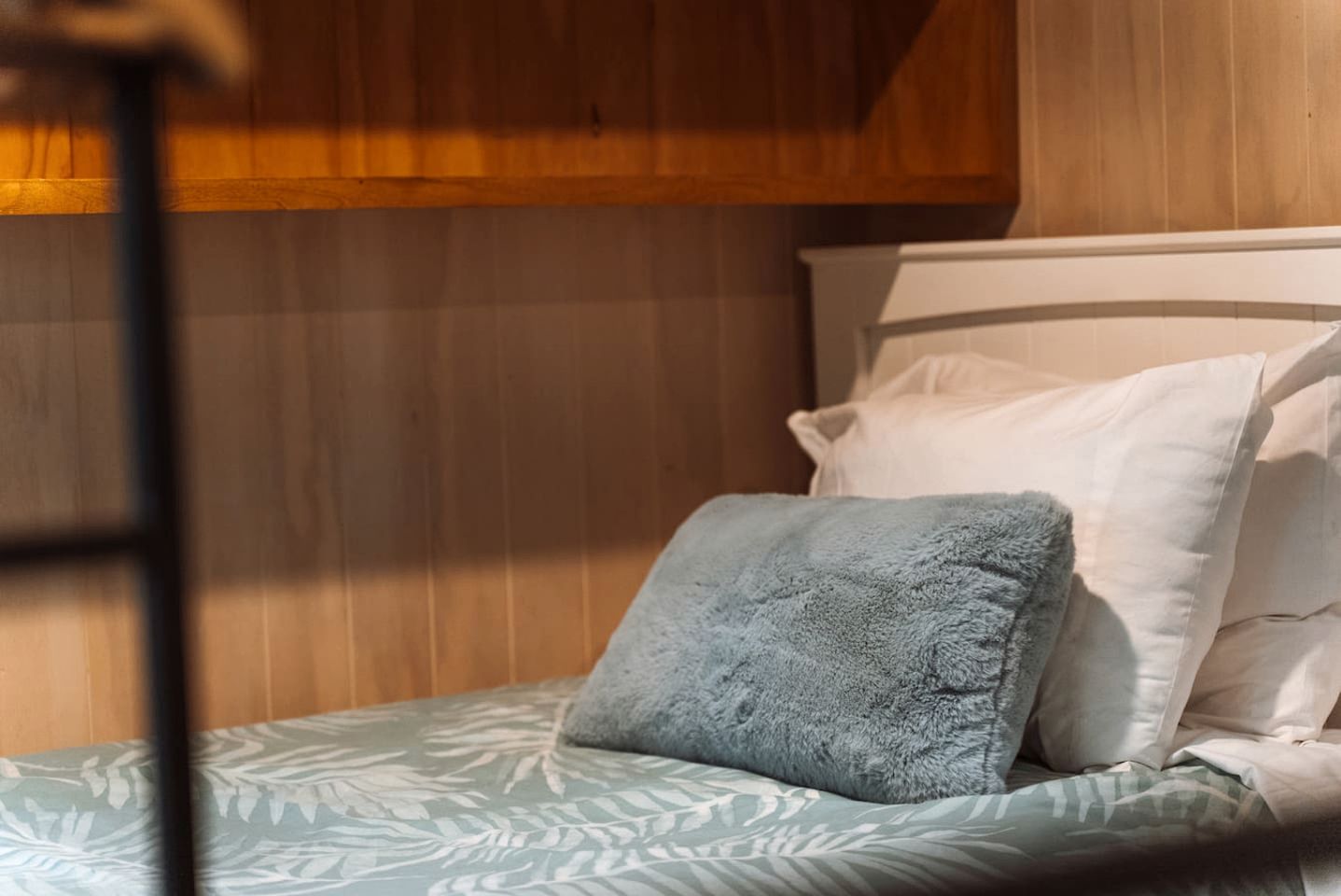 Enchanted Solo Cabin Hideaway with Mountain Views near Lake Wakatipu in Queenstown, New