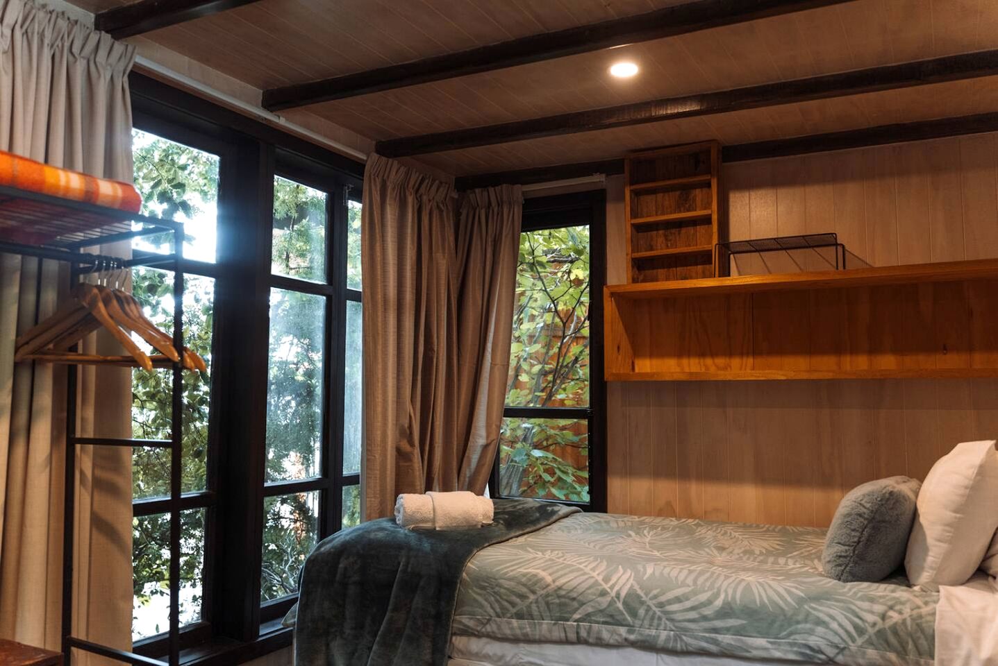 Enchanted Solo Cabin Hideaway with Mountain Views near Lake Wakatipu in Queenstown, New