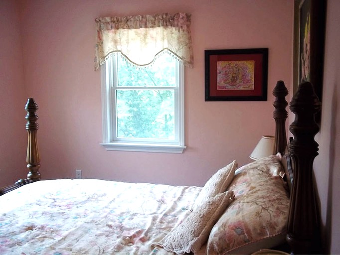 Queen Room for a Romantic Getaway with Spectacular Views of New River in Independence, Virginia
