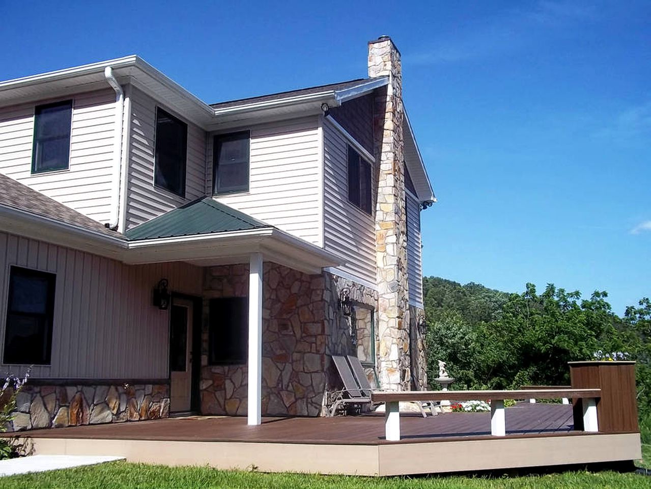 Charming Vacation Rental overlooking New River in the Blue Ridge Mountains of Virginia