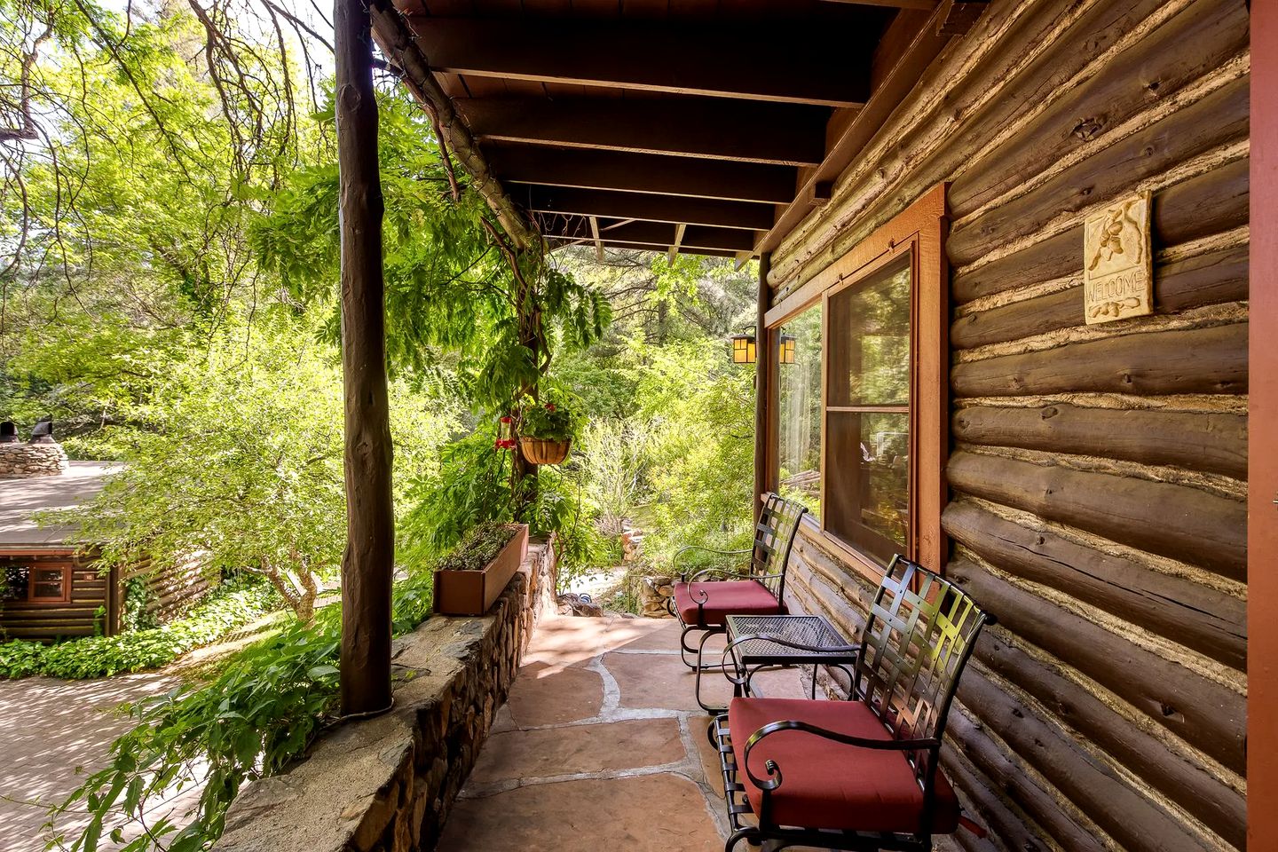 Hilltop Log Cabin Rental with Breakfast & Dinner Included in Oak Creek Canyon
