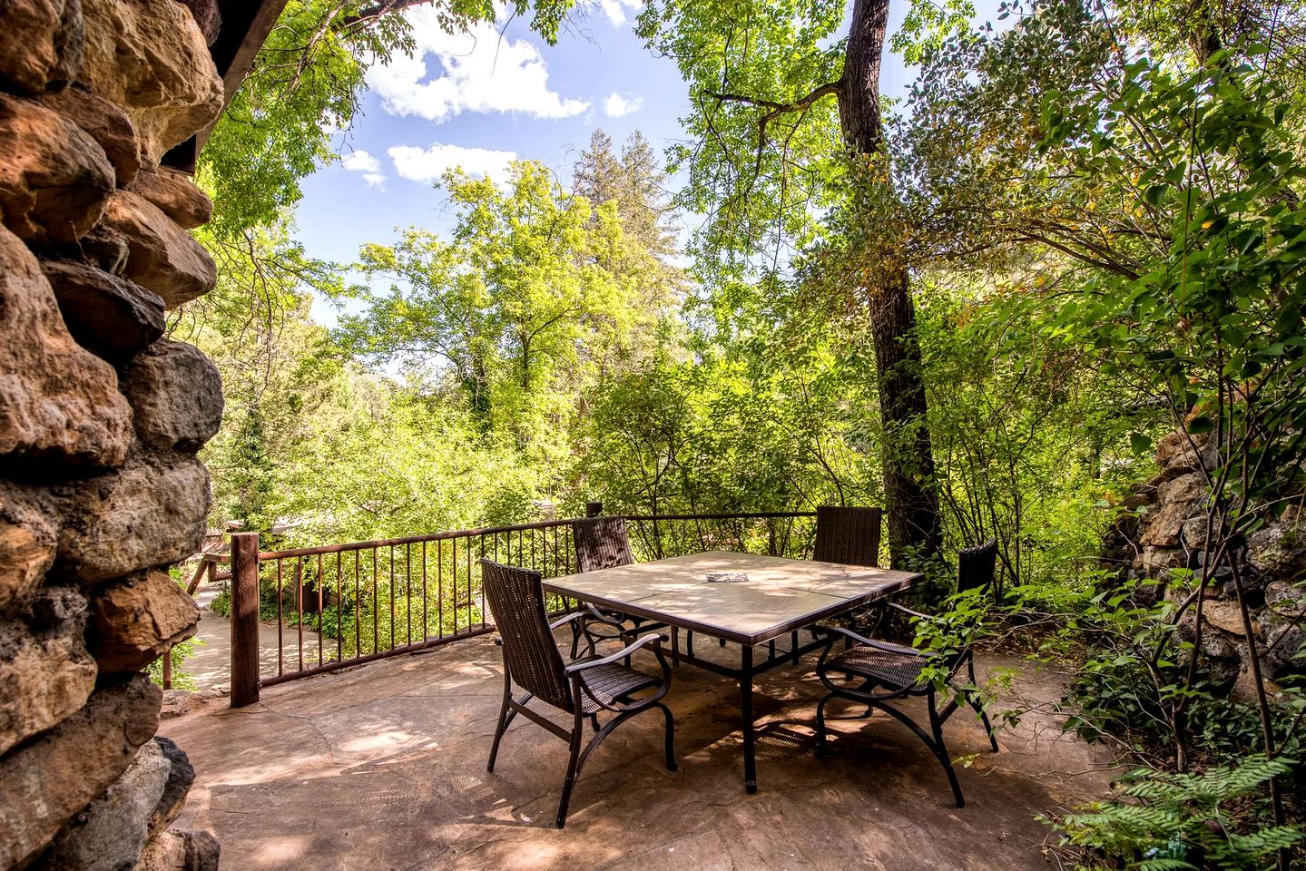 Hilltop Log Cabin Rental with Breakfast & Dinner Included in Oak Creek Canyon