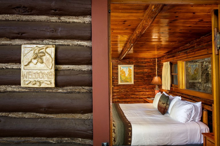 Hilltop Log Cabin Rental with Breakfast & Dinner Included in Oak Creek Canyon | Cabins (Sedona, Arizona, United States of America)