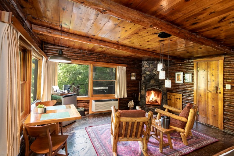 Hilltop Log Cabin Rental with Breakfast & Dinner Included in Oak Creek Canyon | Cabins (Sedona, Arizona, United States of America)