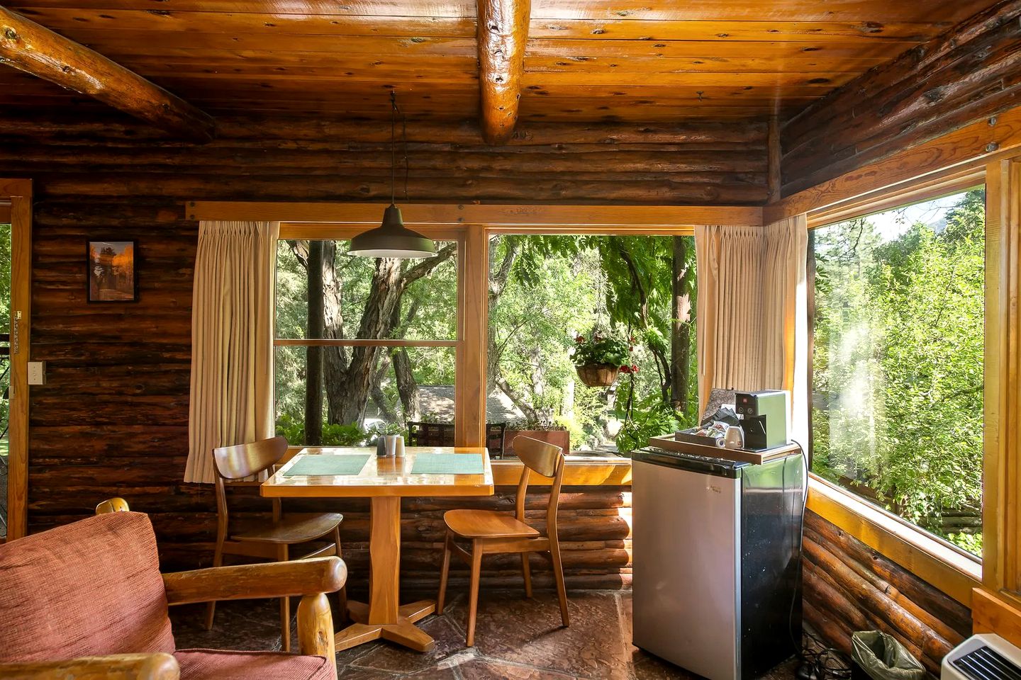 Hilltop Log Cabin Rental with Breakfast & Dinner Included in Oak Creek Canyon