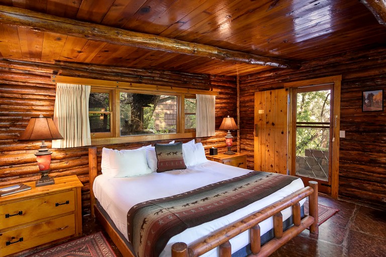 Hilltop Log Cabin Rental with Breakfast & Dinner Included in Oak Creek Canyon | Cabins (Sedona, Arizona, United States of America)