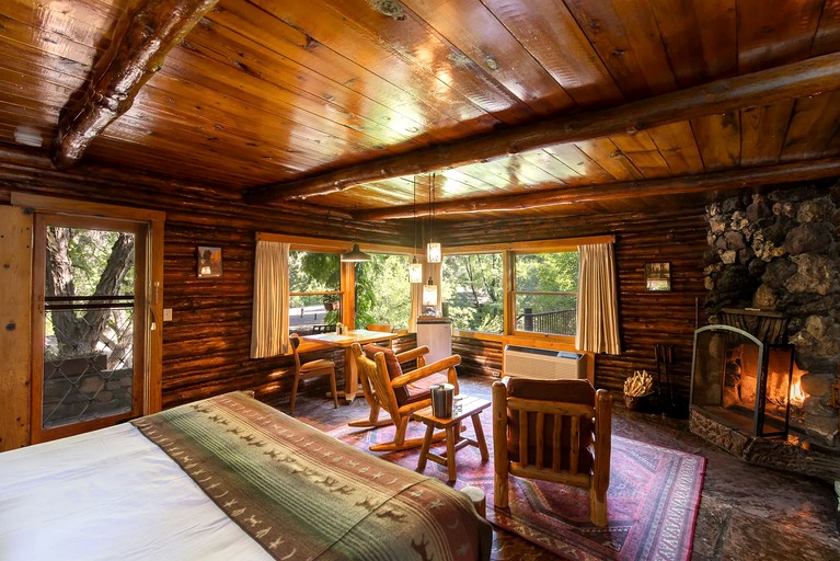 Hilltop Log Cabin Rental with Breakfast & Dinner Included in Oak Creek Canyon | Cabins (Sedona, Arizona, United States of America)