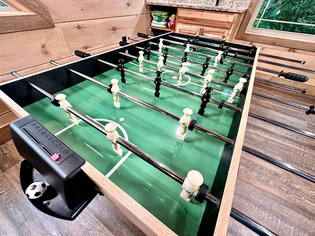 Breathtaking Spacious Cabin with Jacuzzi and Foosball Table in Tennessee