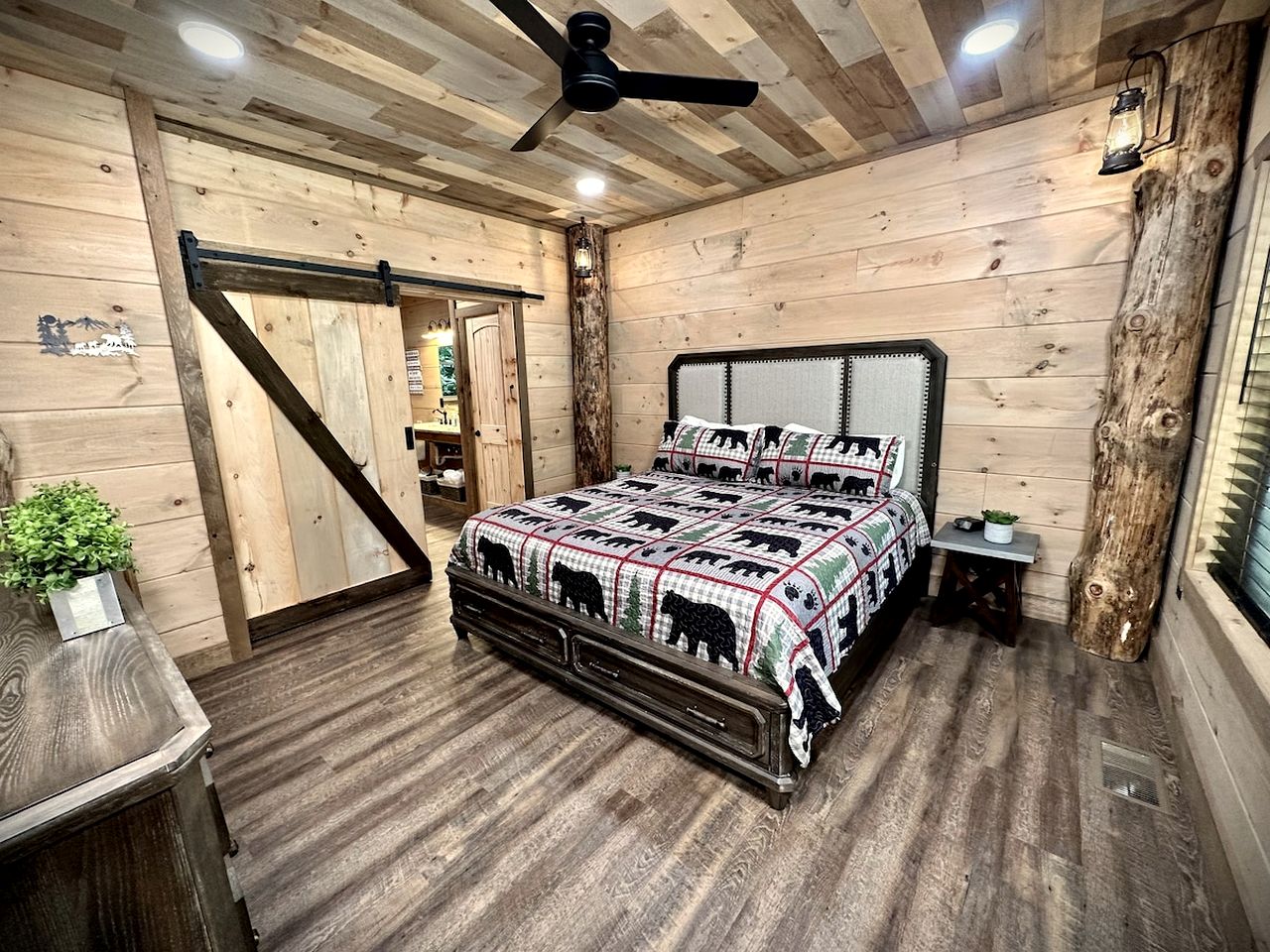 Breathtaking Spacious Cabin with Jacuzzi and Foosball Table in Tennessee