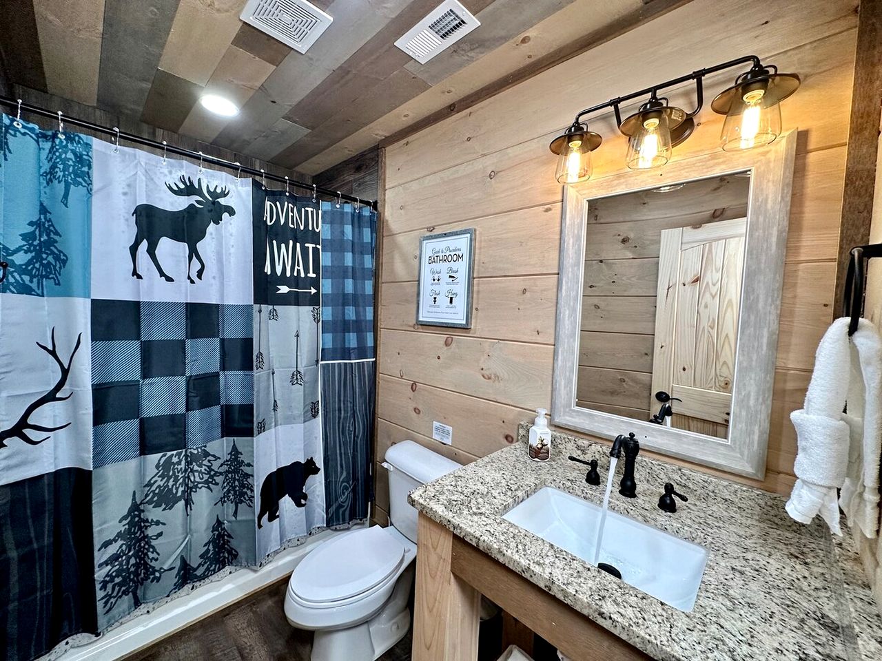 Breathtaking Spacious Cabin with Jacuzzi and Foosball Table in Tennessee