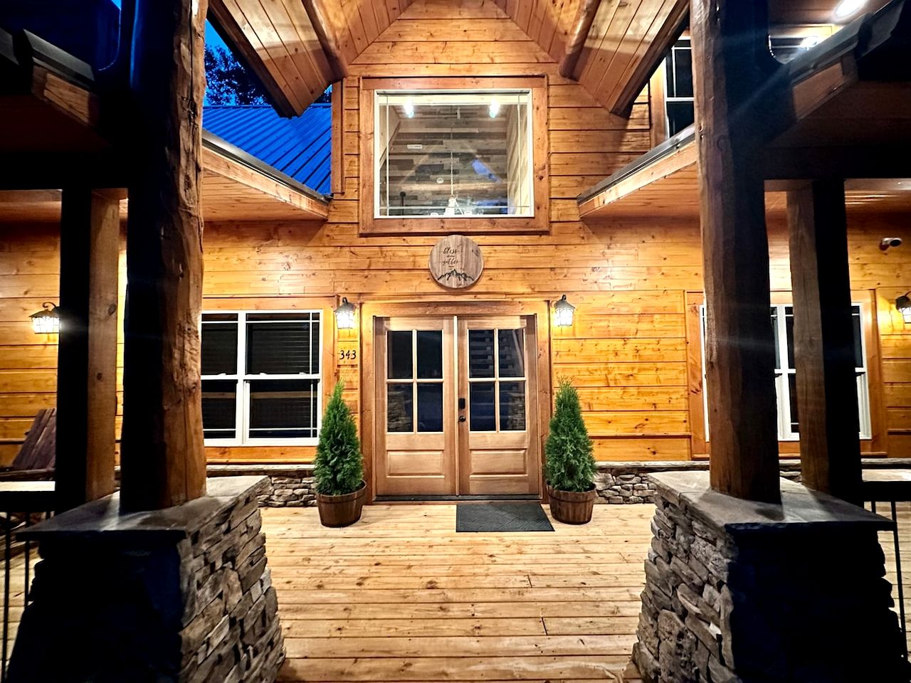 Breathtaking Spacious Cabin with Jacuzzi and Foosball Table in Tennessee