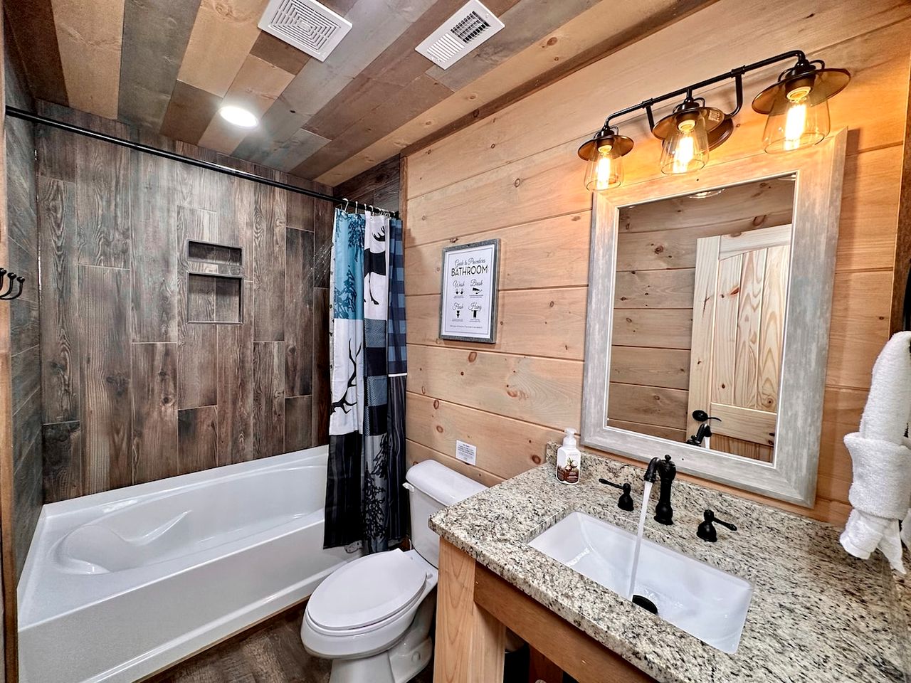 Breathtaking Spacious Cabin with Jacuzzi and Foosball Table in Tennessee