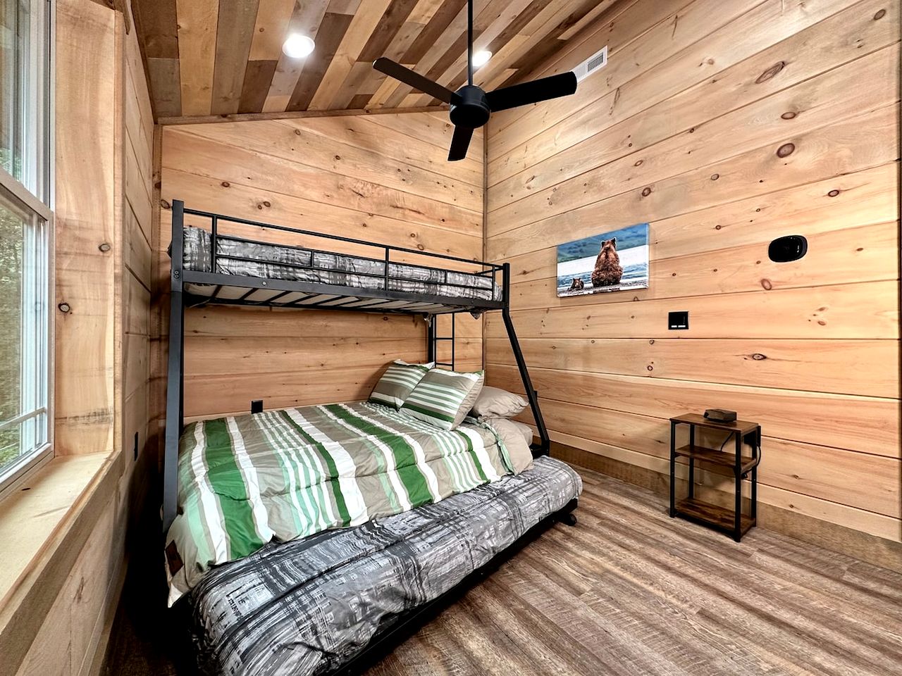 Breathtaking Spacious Cabin with Jacuzzi and Foosball Table in Tennessee