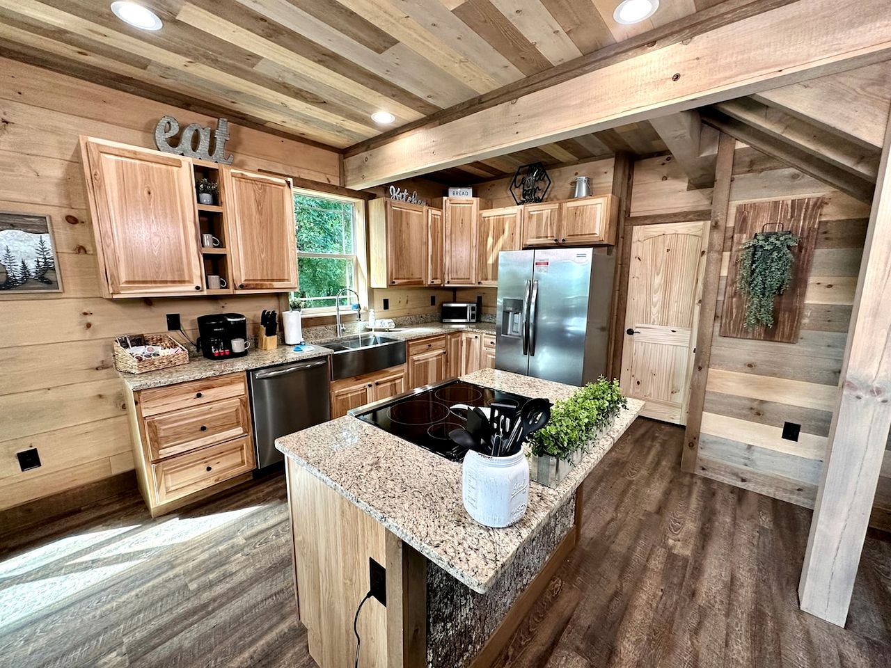 Breathtaking Spacious Cabin with Jacuzzi and Foosball Table in Tennessee