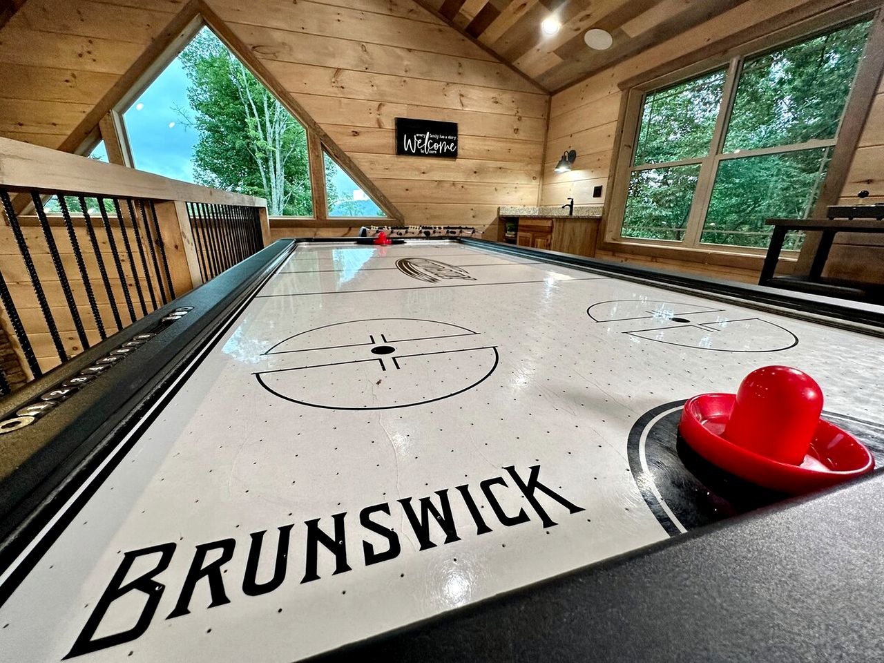 Breathtaking Spacious Cabin with Jacuzzi and Foosball Table in Tennessee