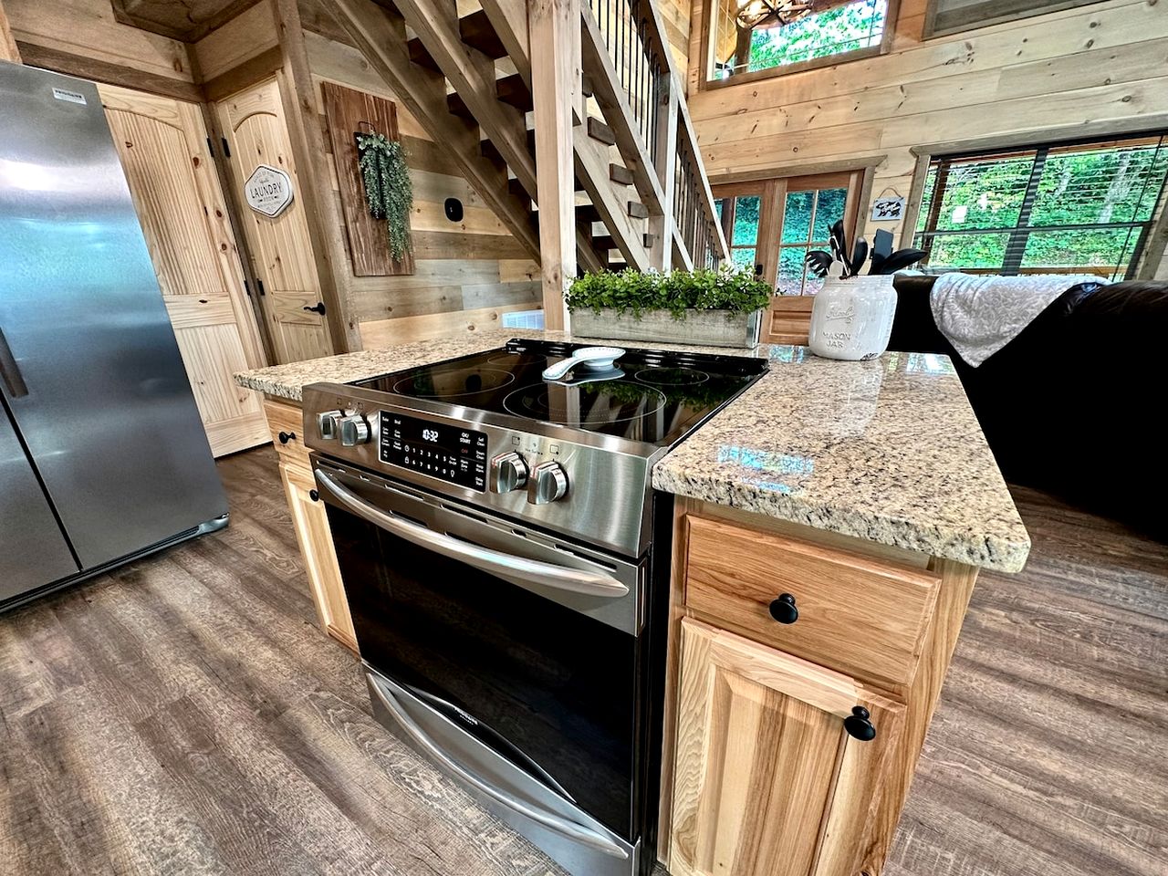 Breathtaking Spacious Cabin with Jacuzzi and Foosball Table in Tennessee