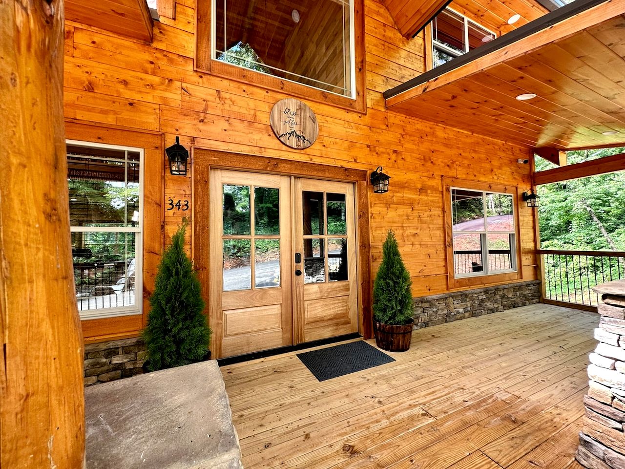 Breathtaking Spacious Cabin with Jacuzzi and Foosball Table in Tennessee