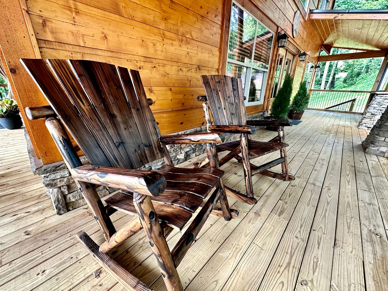 Breathtaking Spacious Cabin with Jacuzzi and Foosball Table in Tennessee