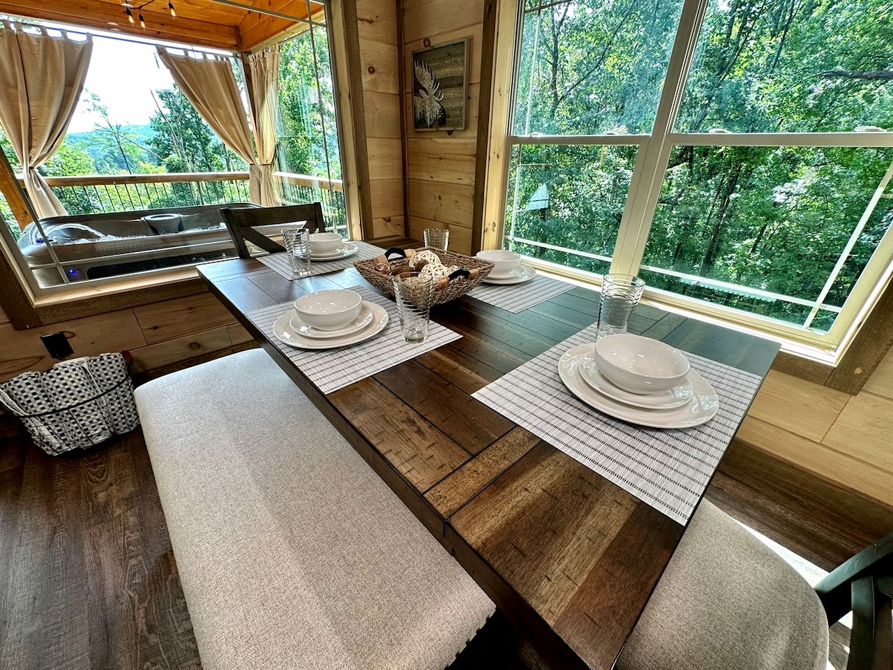 Breathtaking Spacious Cabin with Jacuzzi and Foosball Table in Tennessee