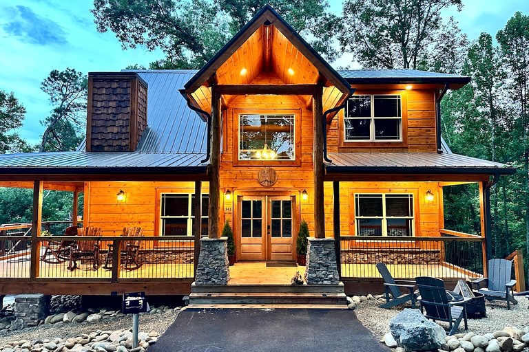 Breathtaking Spacious Cabin with Jacuzzi and Foosball Table in Tennessee