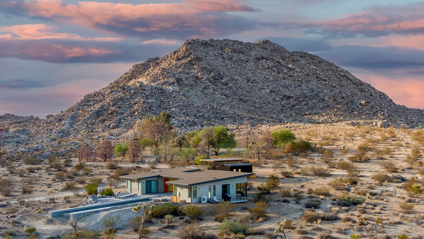 Open Living Concept Vacation Rental with Swimming Pool and Gorgeous Desert Views in Joshua Tree, California