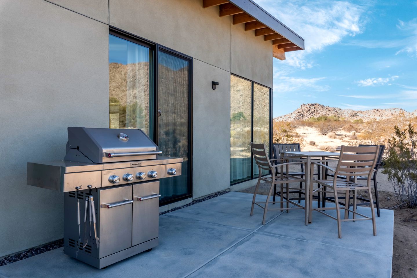 Luxury Vacation Rental with Spa Pool and Barbecue in Joshua Tree, California