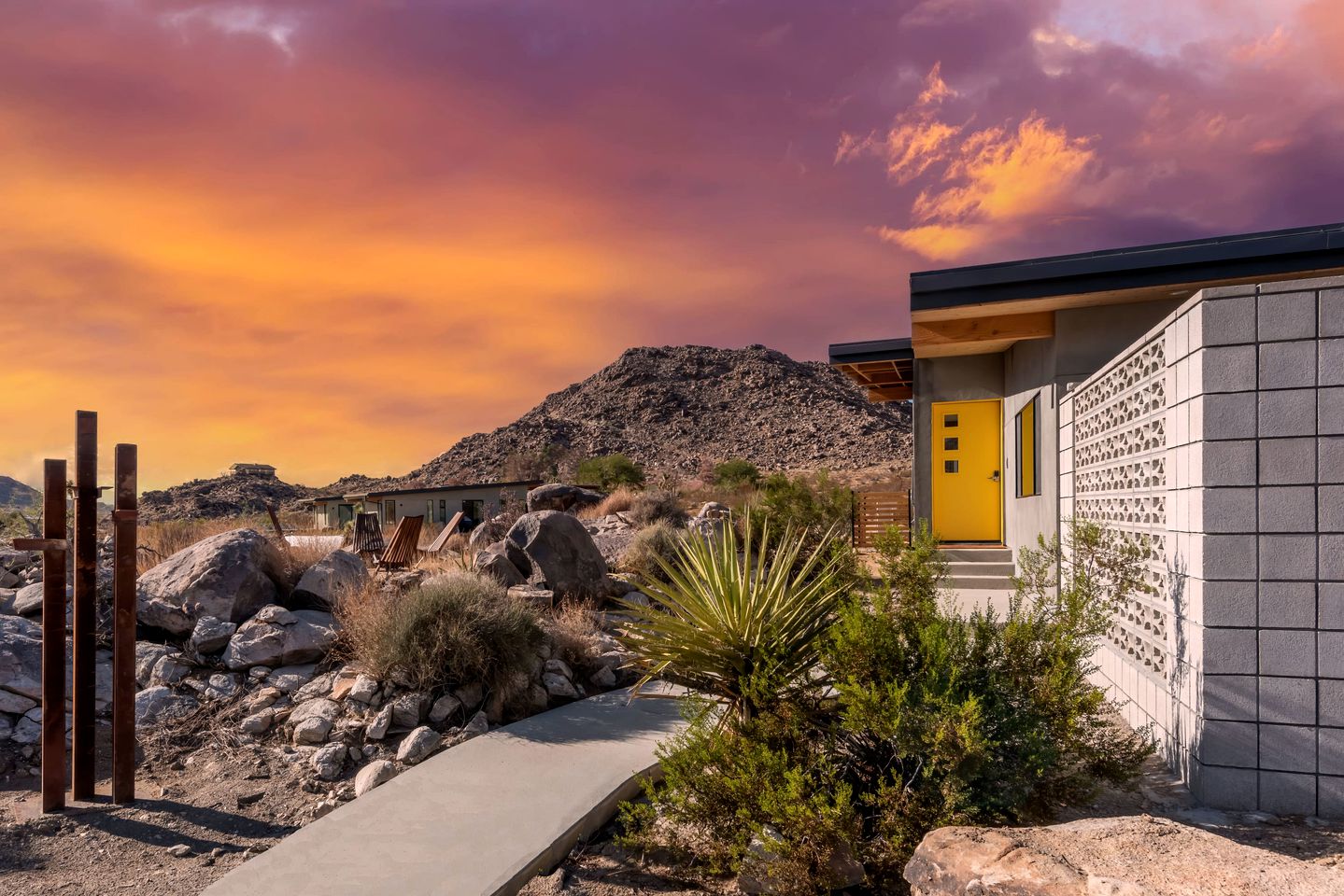Luxury Vacation Rental with Spa Pool and Barbecue in Joshua Tree, California
