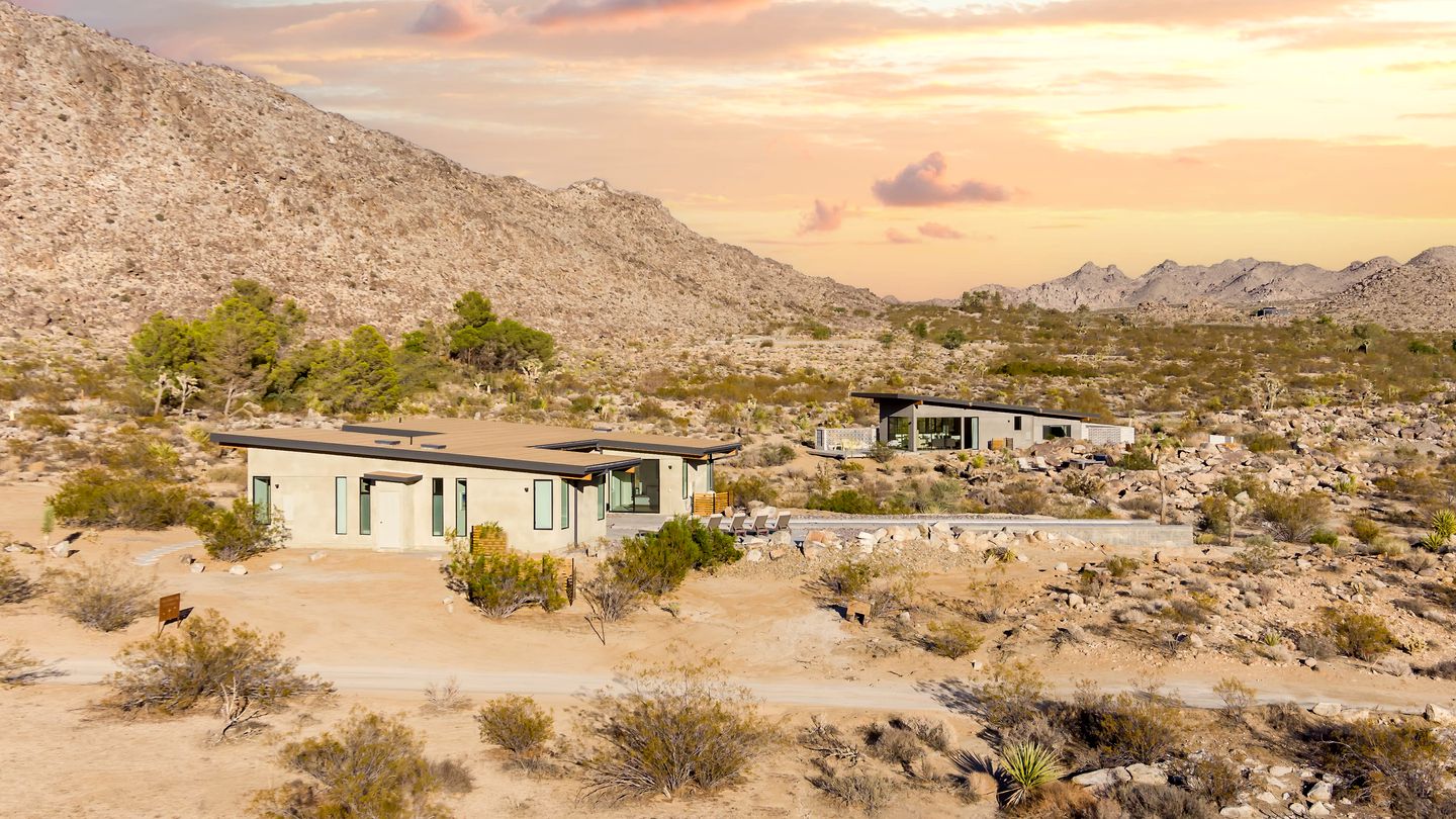 Luxury Vacation Rental with Spa Pool and Barbecue in Joshua Tree, California