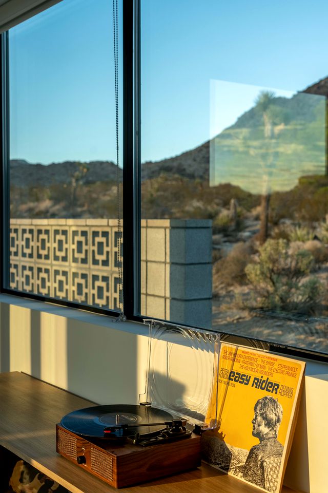 Amazing Vacation Rental with Hot-tub and Stunning Views of the Desert in Joshua Tree, California