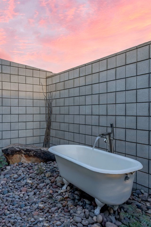 Amazing Vacation Rental with Hot-tub and Stunning Views of the Desert in Joshua Tree, California