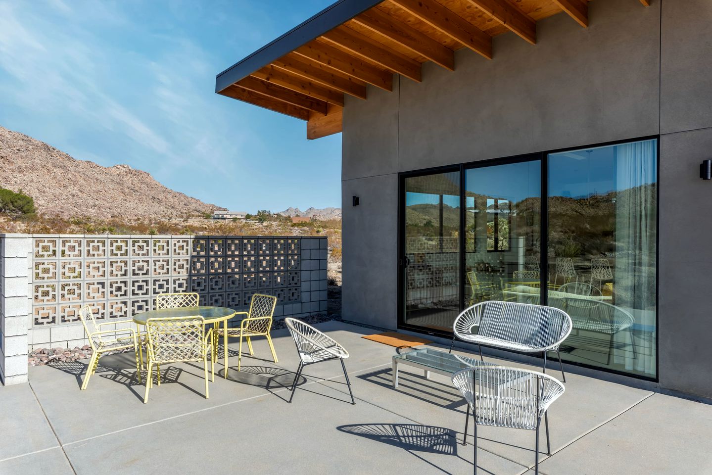 Amazing Vacation Rental with Hot-tub and Stunning Views of the Desert in Joshua Tree, California